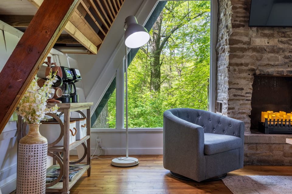 Let the huge windows draw you into nature’s beauty