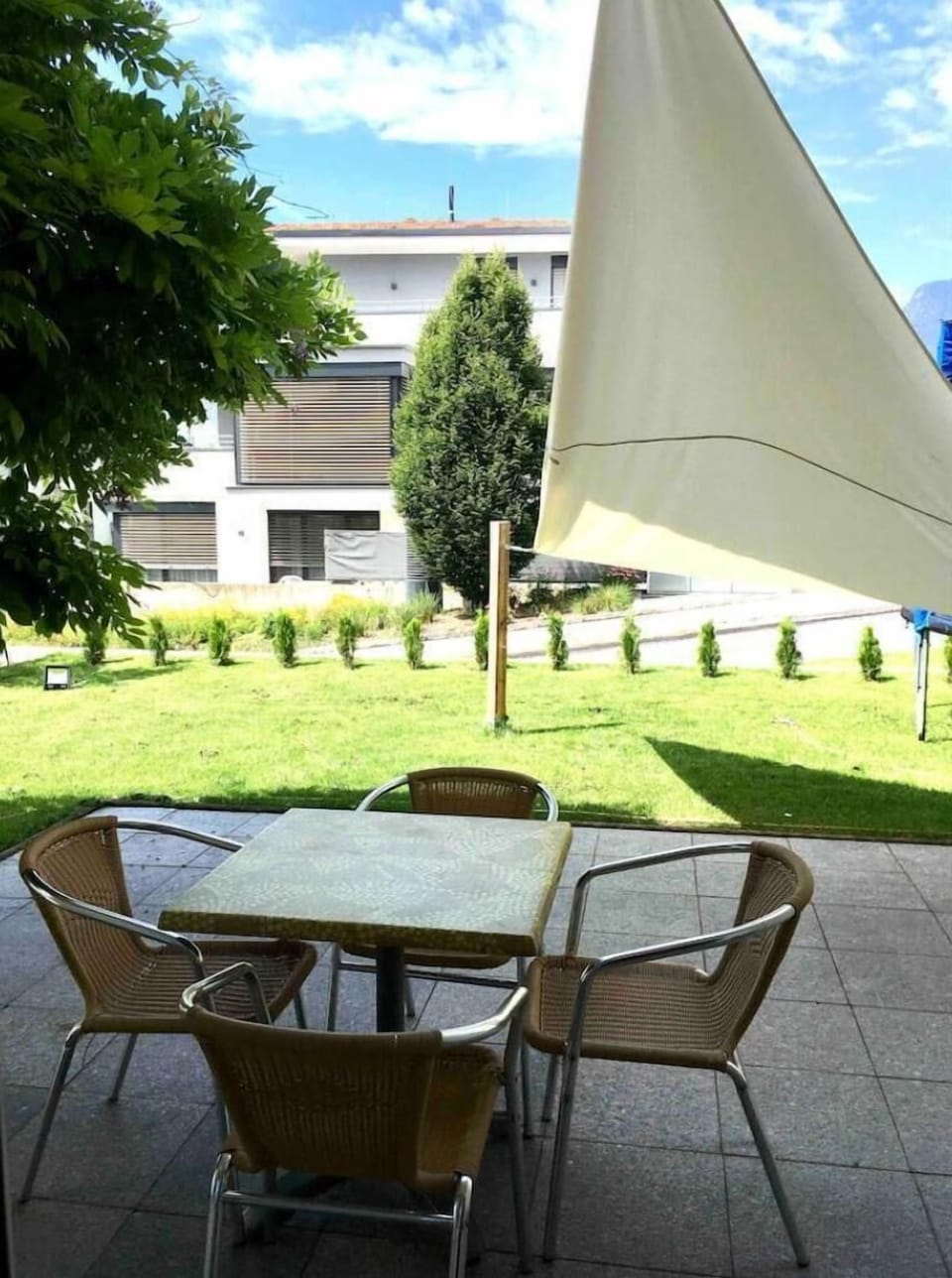 Terrasse mit Sonnensegel. 