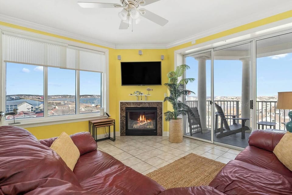 Beautiful views of the Ocean and the bay in the living room