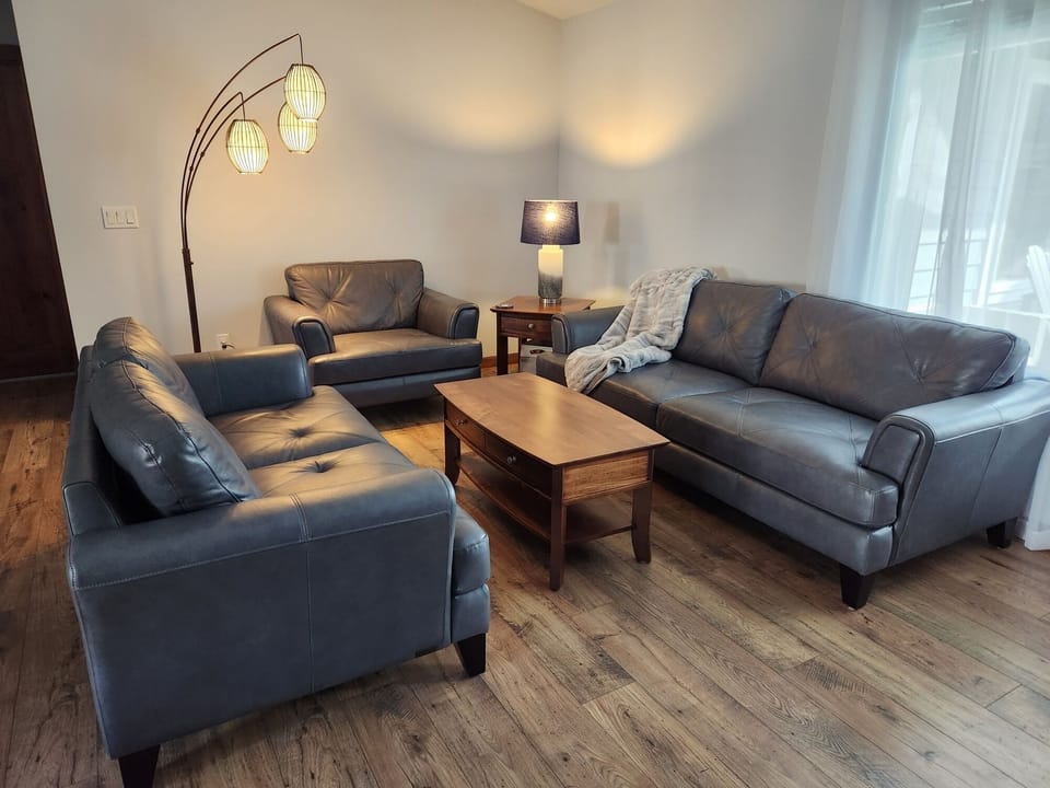 Living Area w/Leather Furniture, Smart TV and Gas Fireplace