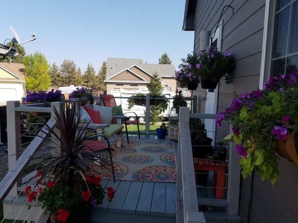 Side Deck w/Additional Seating and Entertaining Space