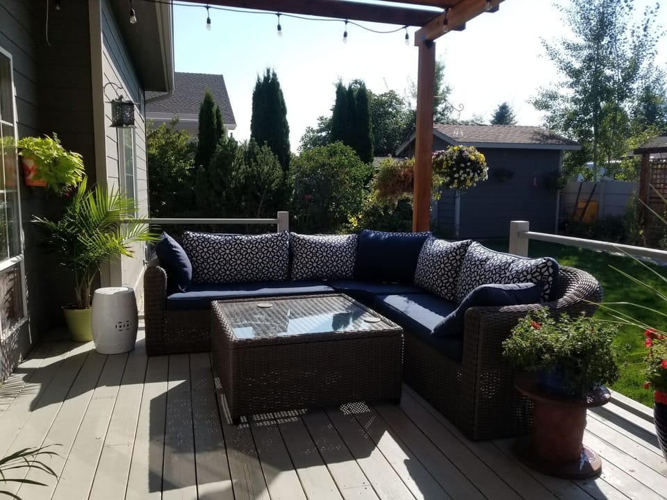 Back Deck w/Lots of Seating and Entertaining Space