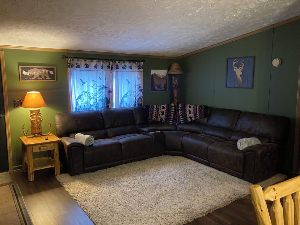 Living room with reclining counch (3 chairs recline)