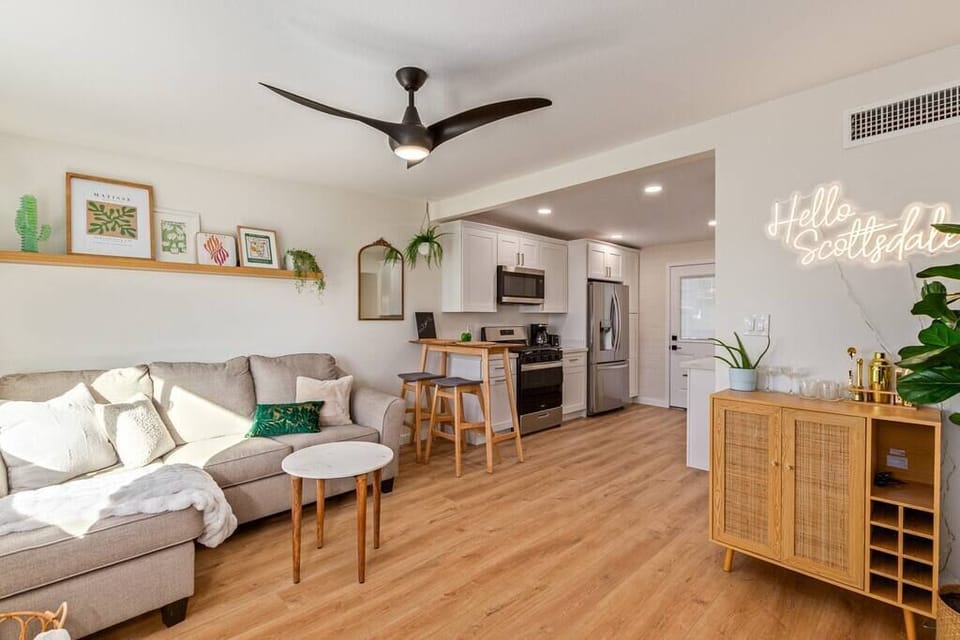 Luxury modern boho duple with a relaxing desert vibe. The living provides beautiful art deco art that and greenery that makes for perfect pictures. 

-50" Smart TV  unlimited streaming, fast wifi, Mixology shaker set/glassware
-Soft queen pullout bed