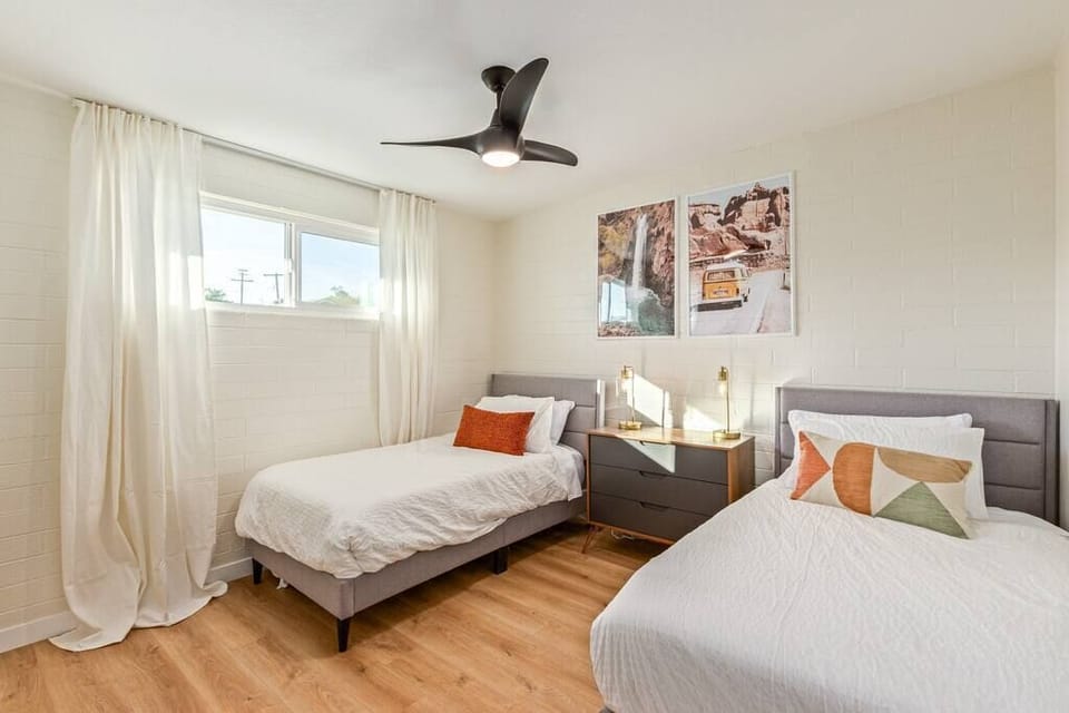 Bedroom #4  (Unit B)
-2 twin beds
-Large closet 
-Hotel quality bedding 