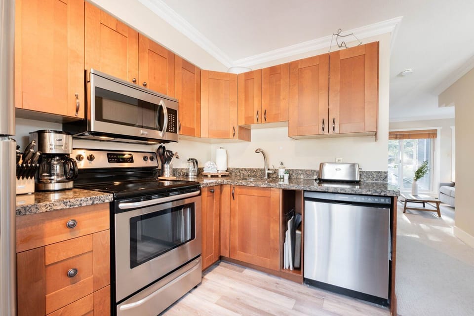 Full kitchen: Stainless steel appliances