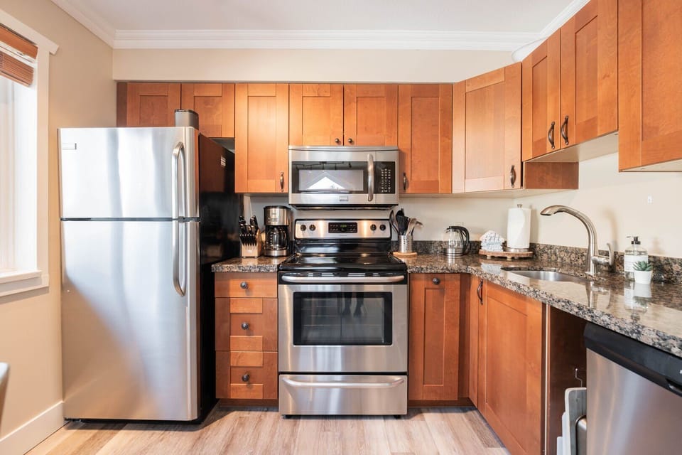 Full kitchen: Stainless steel appliances