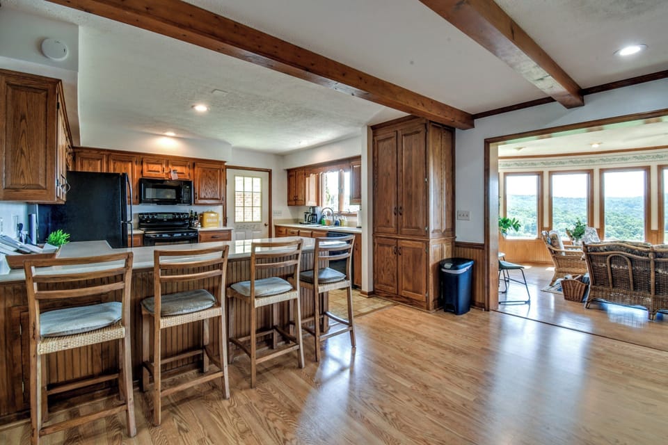 Breakfast/lunch bar with four chairs.