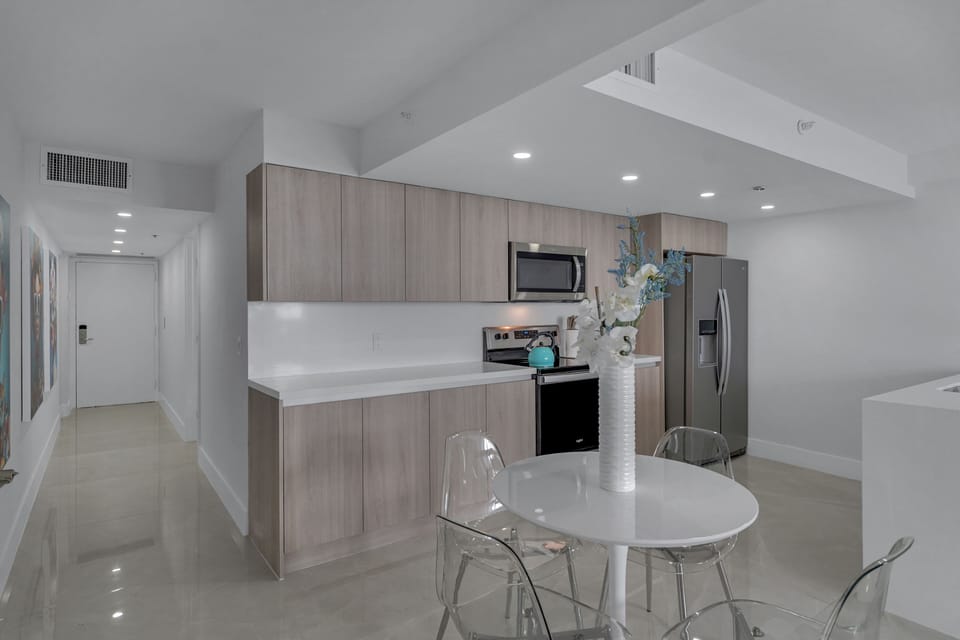 Fully equipped kitchen with dining for 4