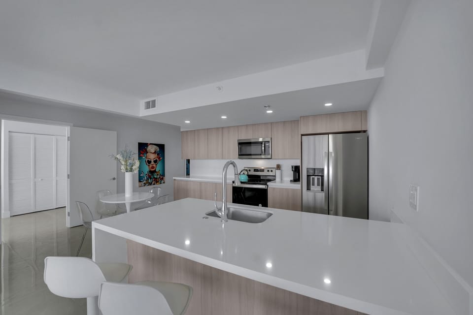 Fully equipped kitchen with seating for 4 at kitchen island