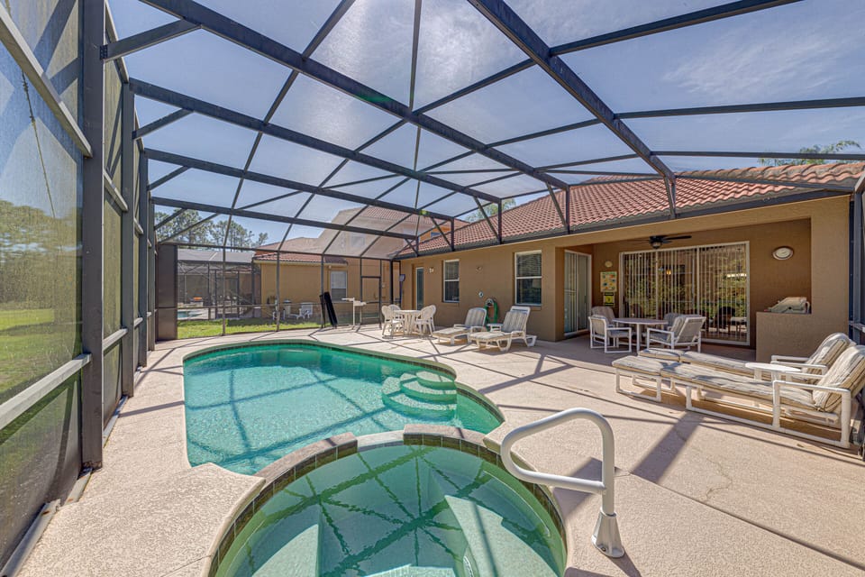 Swimming pool with spa
*additional fees for pool heat