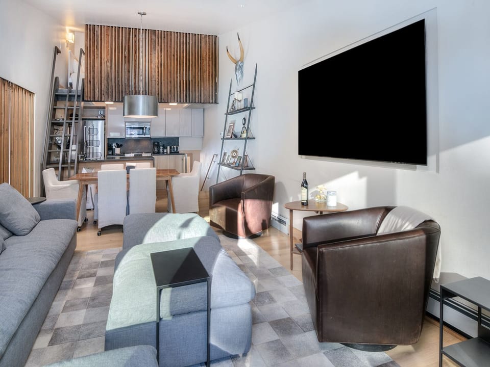 Living Room w/ TV