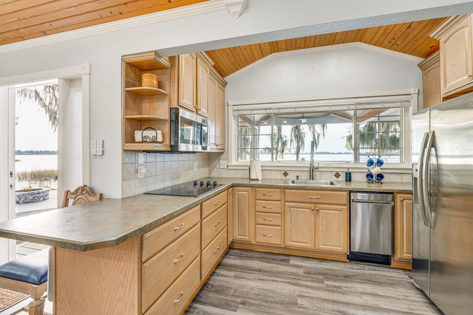 Kitchen | Cooking Basics | Coffee Maker | Paper Towels/Trash Bags Provided