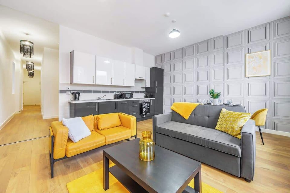 Make yourself at home in this bright and welcoming open-concept layout. 🏡

