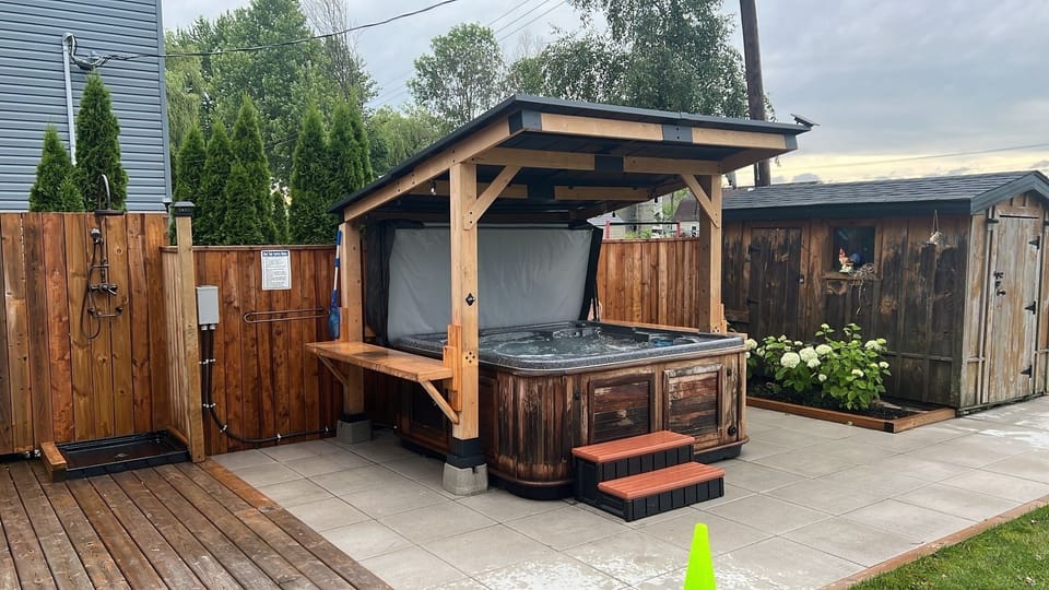 Outdoor spa tub