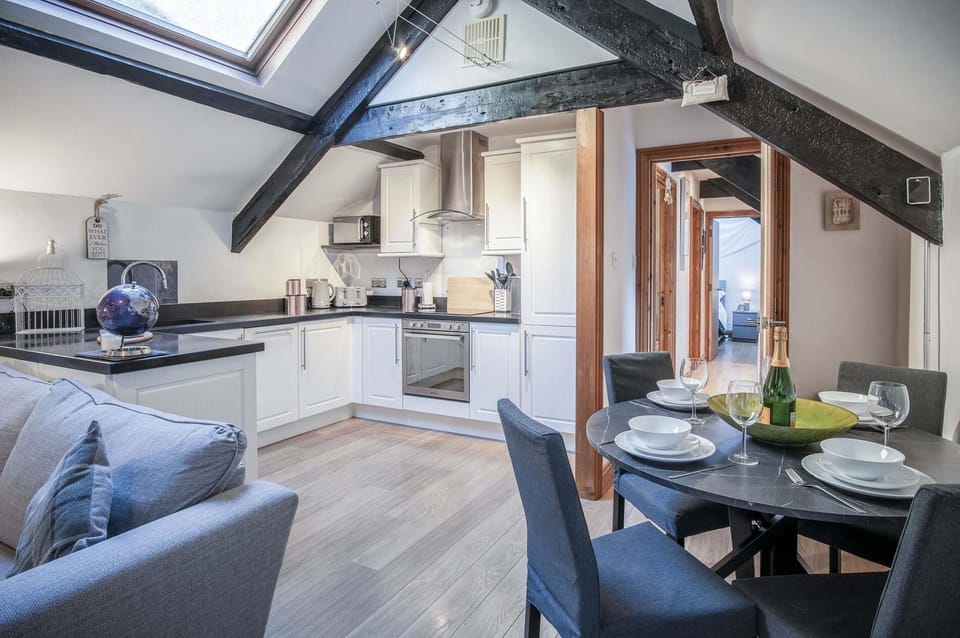 Cosy At The Mews - 2 Bedroom Apartment - Tenby (21448)