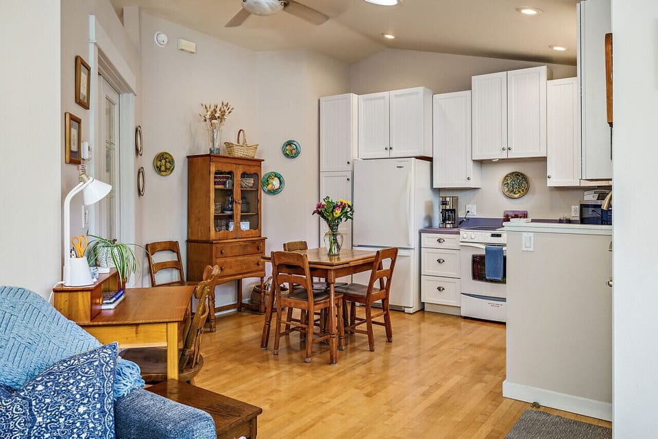 Full kitchen with table for 4