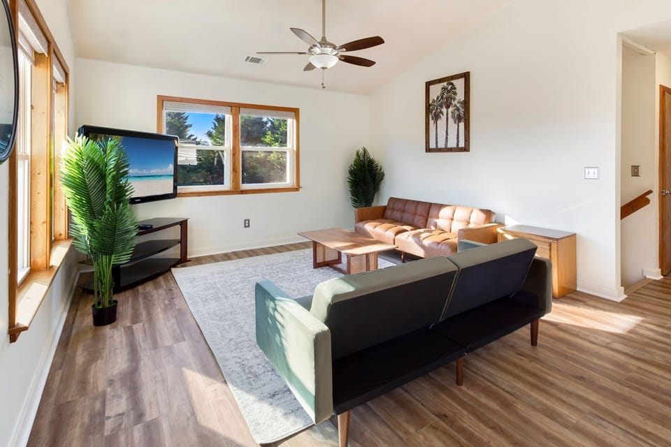 Unwind in the beautiful Top-Level Living Area with plenty of sunlight!