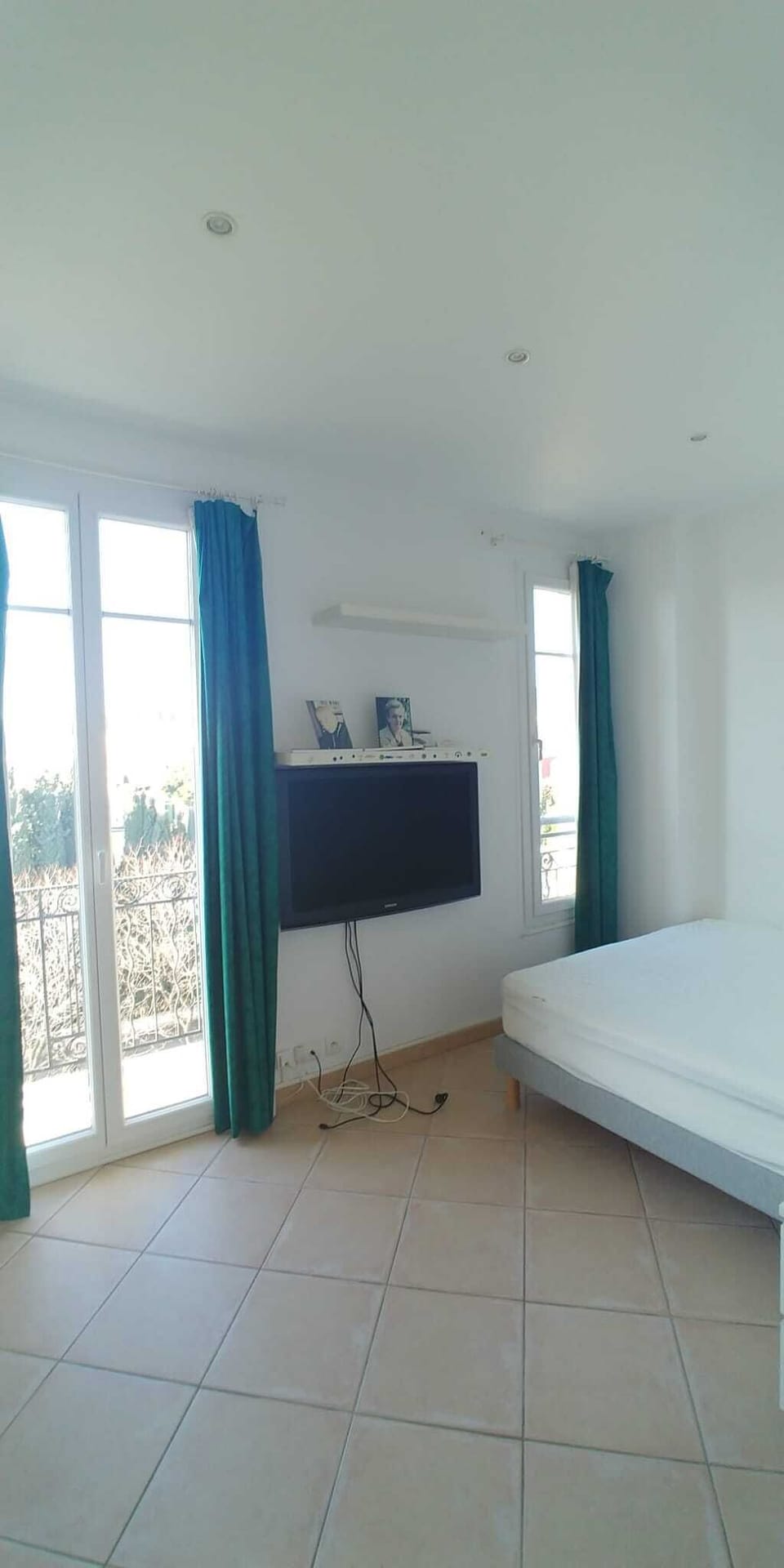 Bedroom #2: 160cm bed (>Queen size) splitable in two beds.
TV
+ balcony
