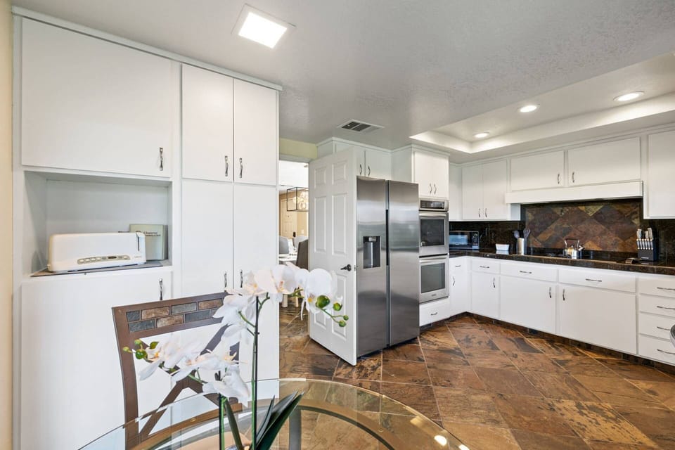 Kitchen & Breakfast Table