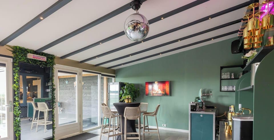 Our flexible veranda features a cocktail bar, beer tap, extra fridge, large wall-mounted Smart TV, and 2 Sonos soundbars. Perfect for yoga, strategy sessions, presentations, drinks, cinema nights, or your own private dance floor. 
