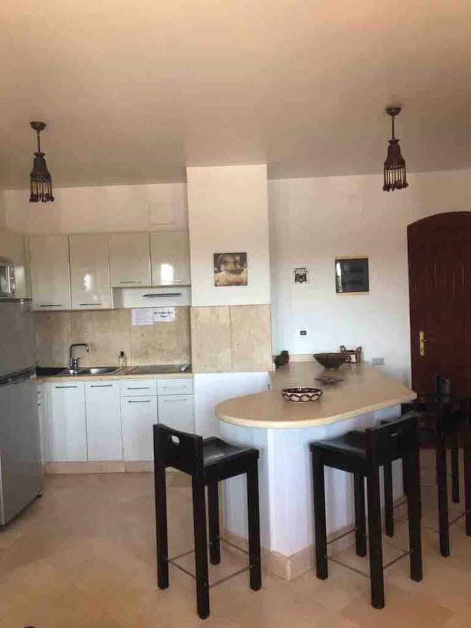 Kitchen and breakfast bar