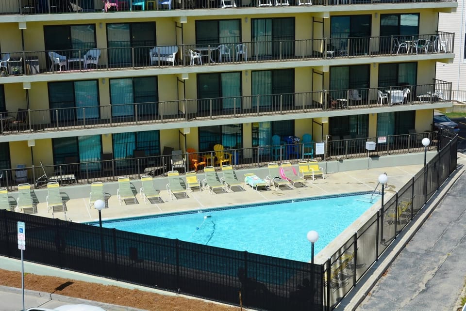 Diamond Head Outdoor Pool
