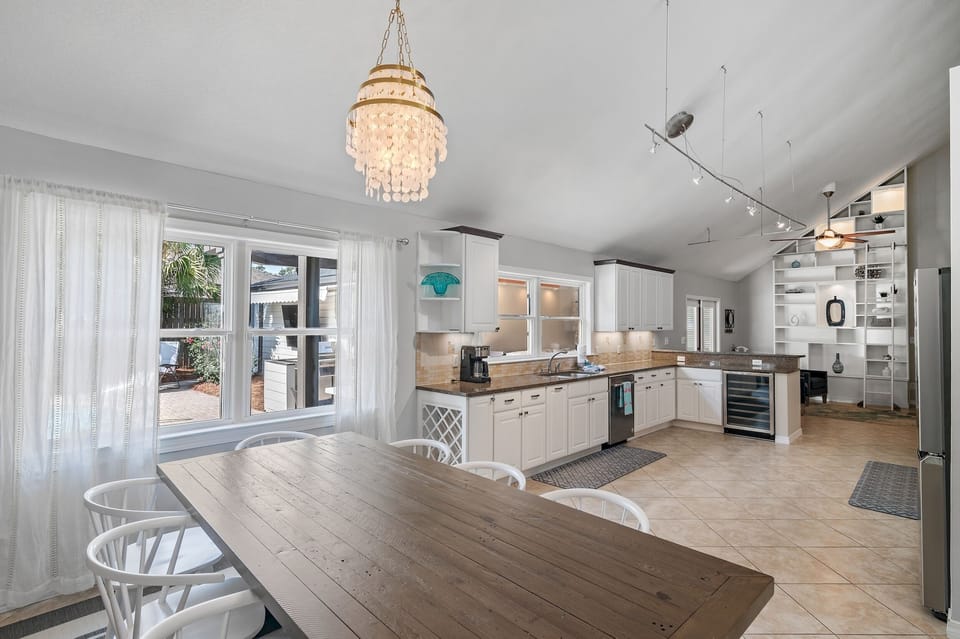 Dining Area & Kitchen