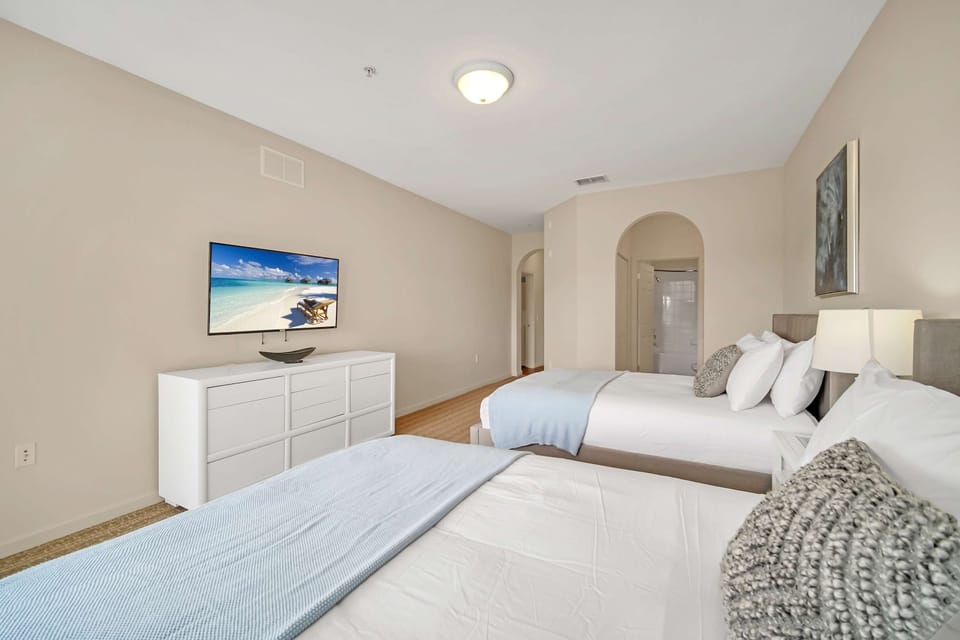 Twin queen bedroom with en-suite bathroom