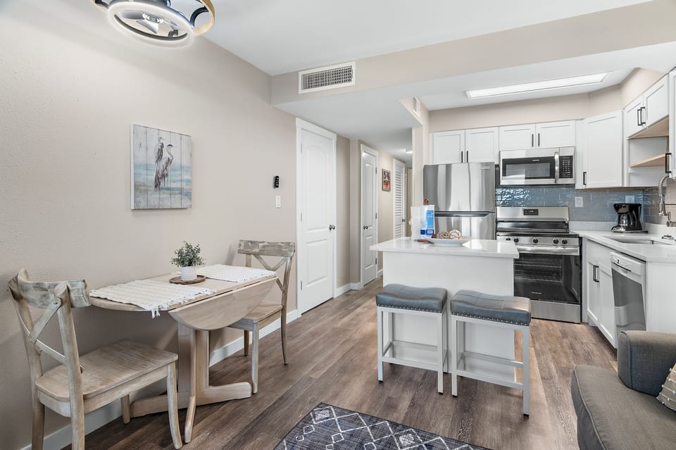 Dining & Kitchen Area