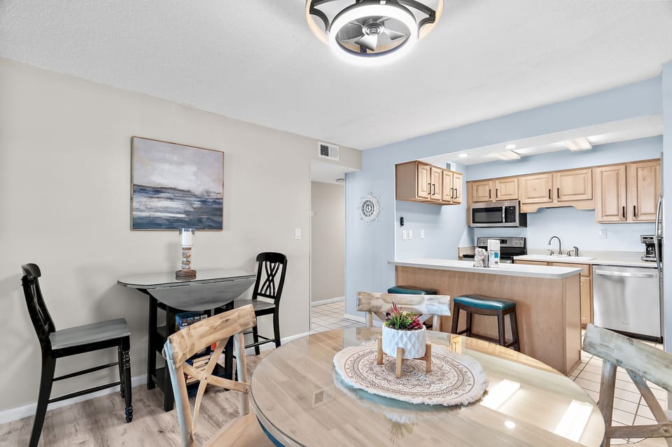 Dining & Kitchen Area