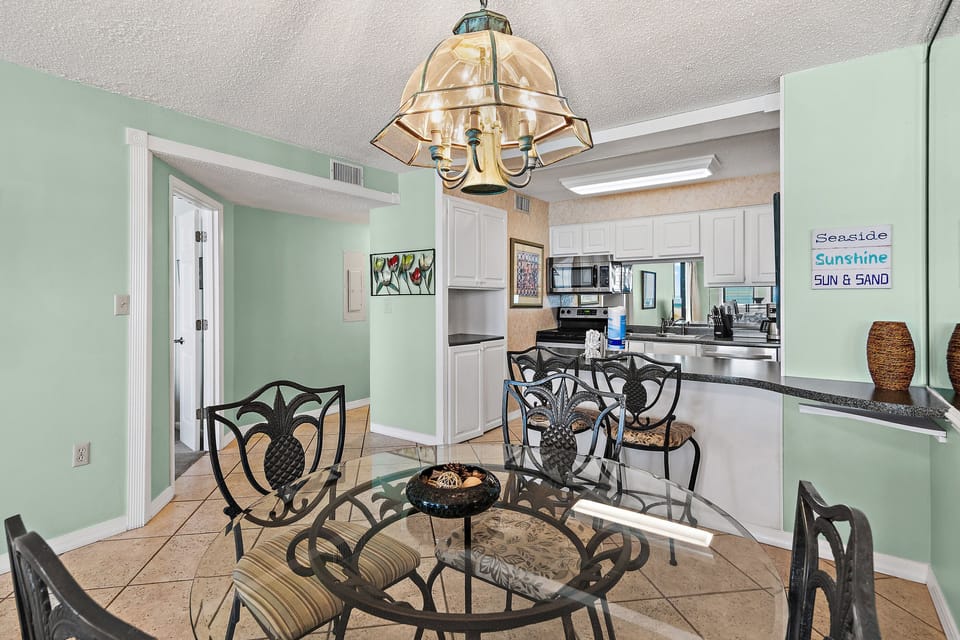Dining & Kitchen Area