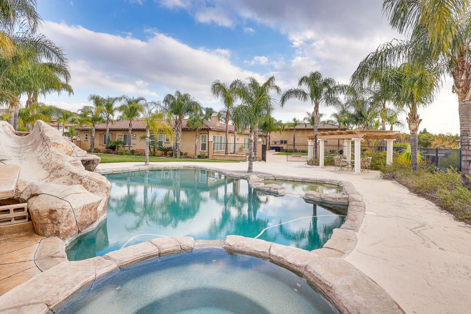 Shared Outdoor Space | Swimming Pool | Outdoor Patios