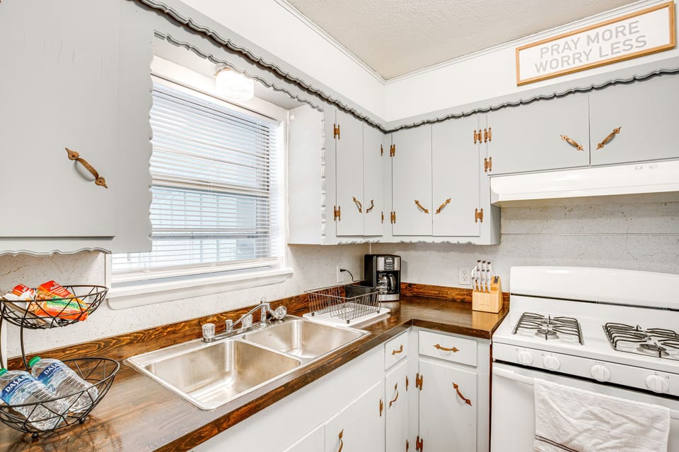 Kitchen | Cooking Basics | Coffee Maker | Paper Towels/Trash Bags Provided