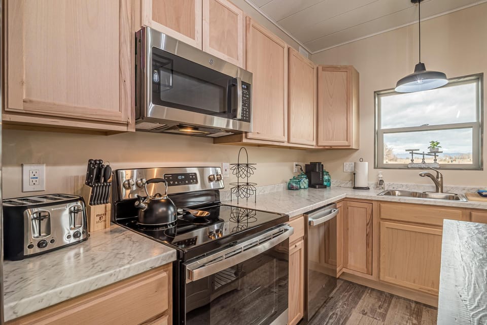From morning coffee to late-night snacks, this kitchen has everything you need.