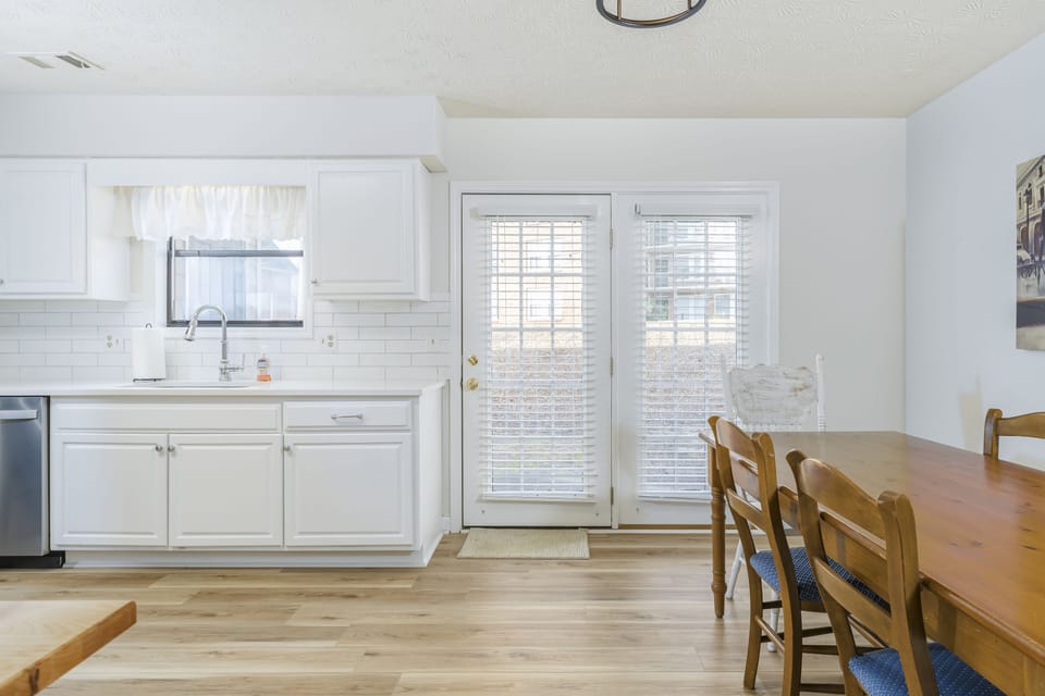 Newly Remodeled Kitchen and Eating Area