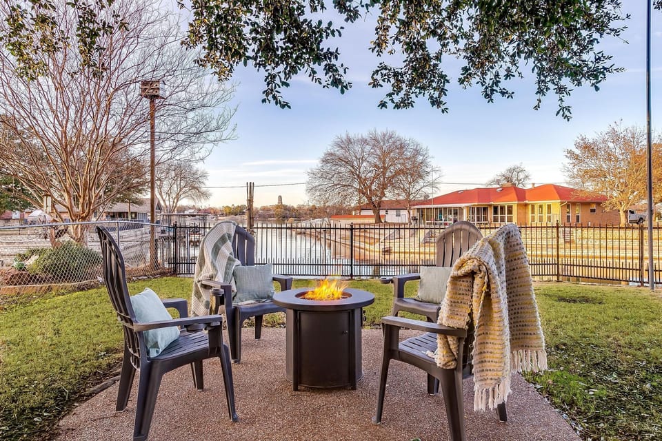 Enjoy the landscape while enjoying the warm atmosphere around the firepit!