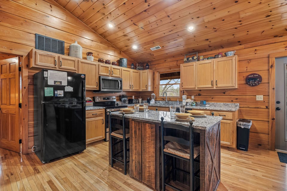 Fully equipped kitchen: dish/silver/bake/cook-ware provided