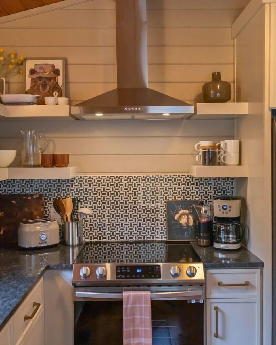 Chic custom built kitchen with modern appliances!