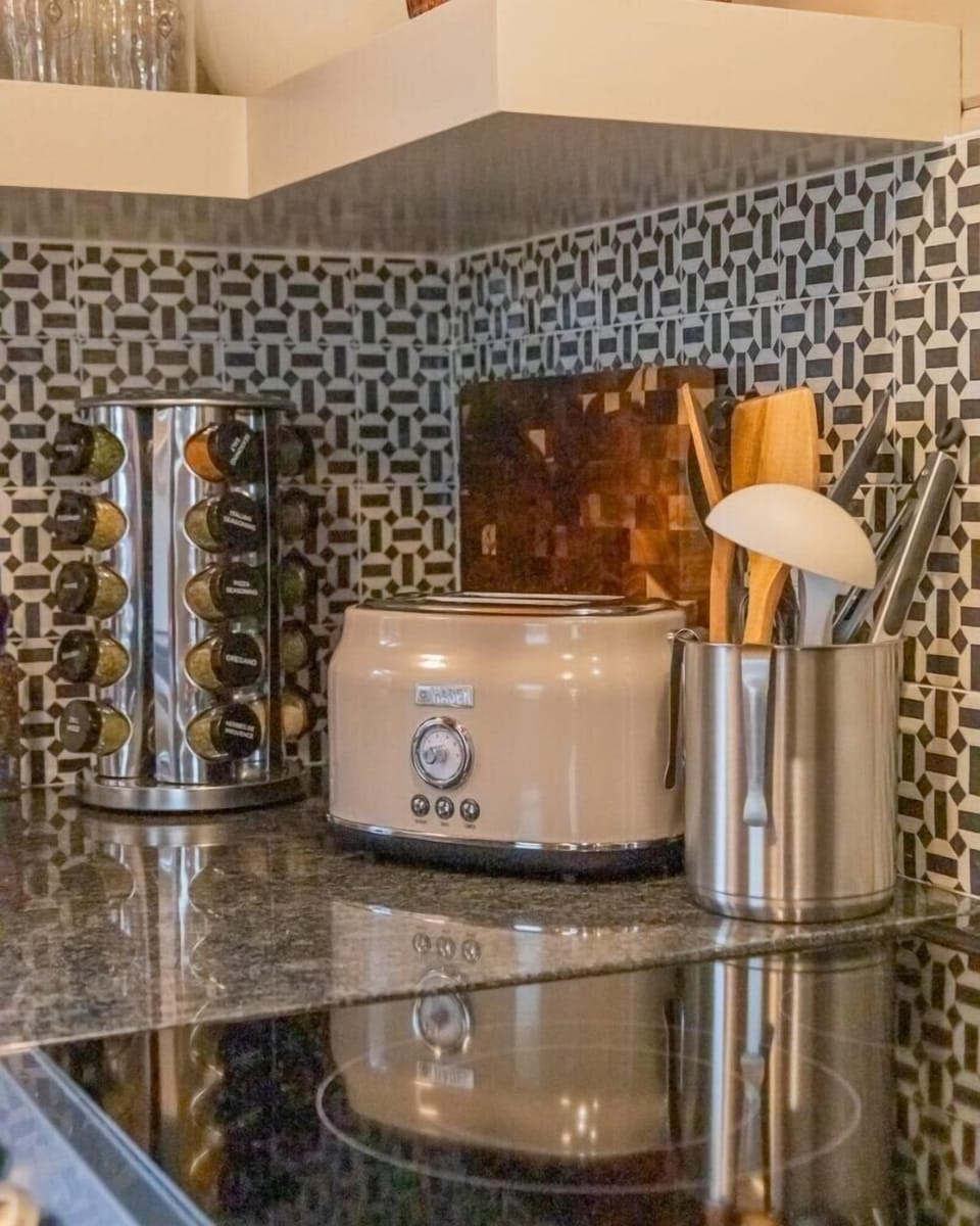 Chic custom built kitchen with modern appliances!