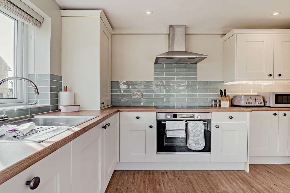 Ways End Kitchen - StayCotswold