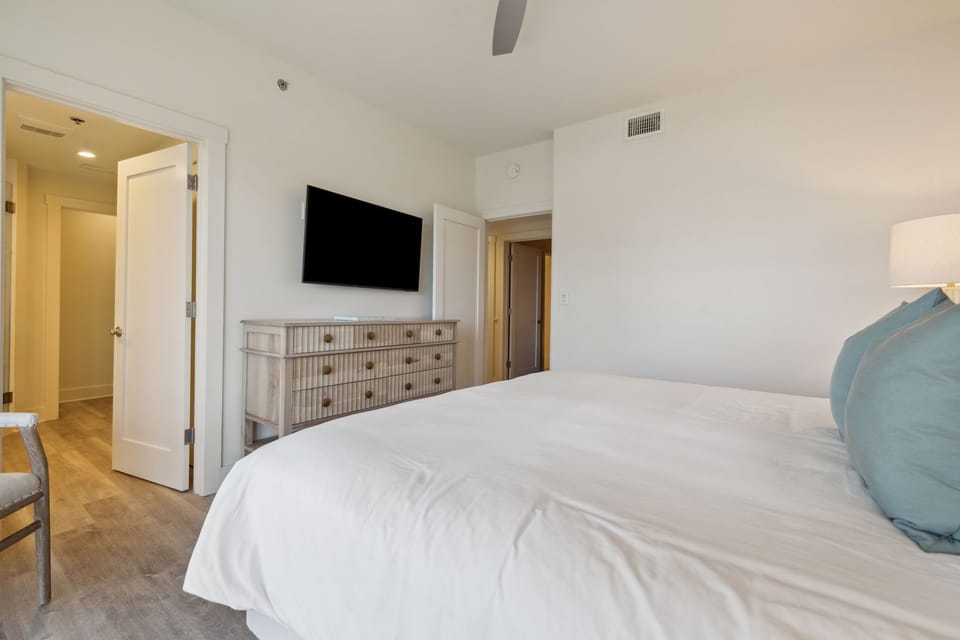 King Guest Suite - Equipped with a Flat-Screen TV