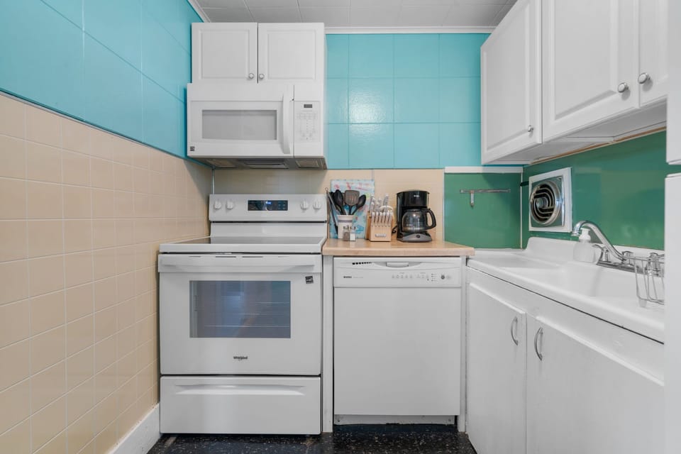 Full kitchen; dishwasher, oven, refrigerator 