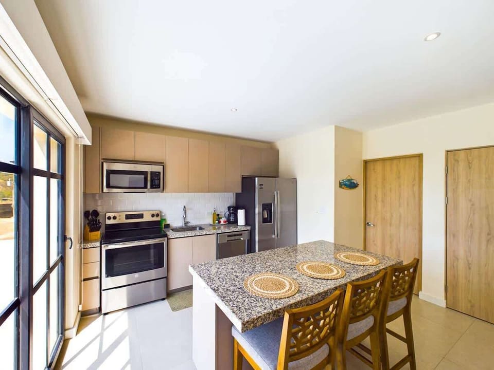 Gourmet kitchen, fully equipped