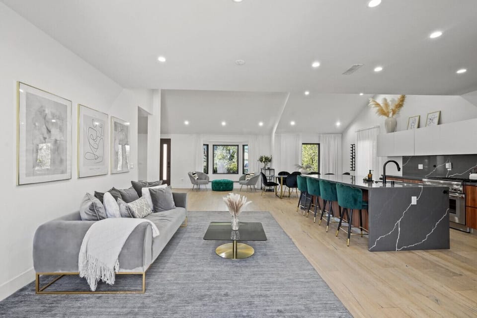 This 3000 sqft newly-built 4BDRM home has everything you need for a luxurious yet comfortable stay! Open concept main-floor kitchen/dining, SMART TV's, remote work spaces, a secure yet serene outdoor space.. this is the place you want to stay in Mar Vista