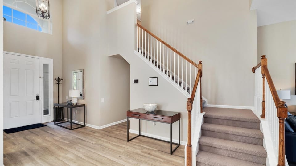Entryway/stairs