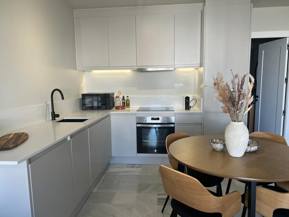 Kitchen & dining area