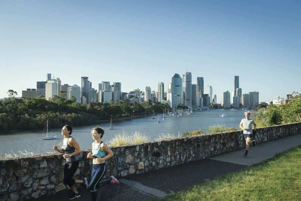 Just a 2-minute walk away is the famous Kangaroo Point Cliff, offering a picturesque spot for relaxation