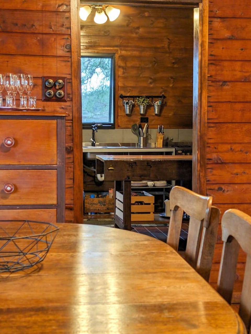 Dining table and fully equipped kitchen