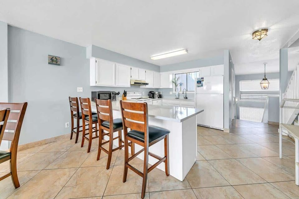 Plenty of Space at the Dining Table For a Great Cup of Coffee or Delish Meals